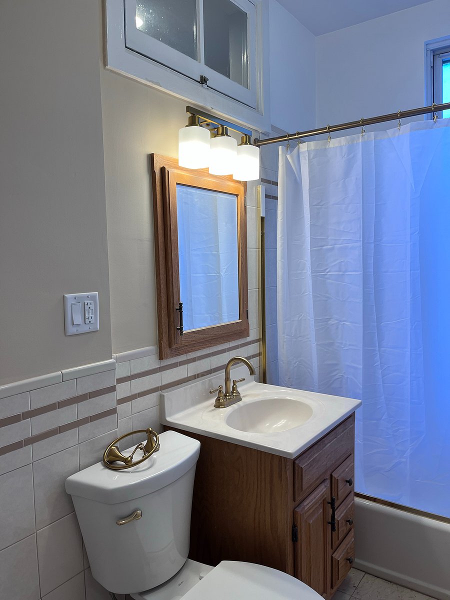 Full bathroom (with tub & shower) on main floor of the unit.