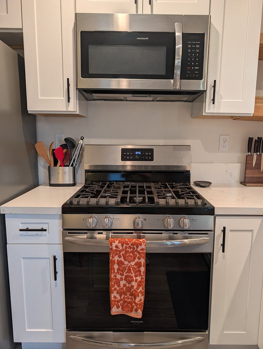 Full size gas stove with microwave hood