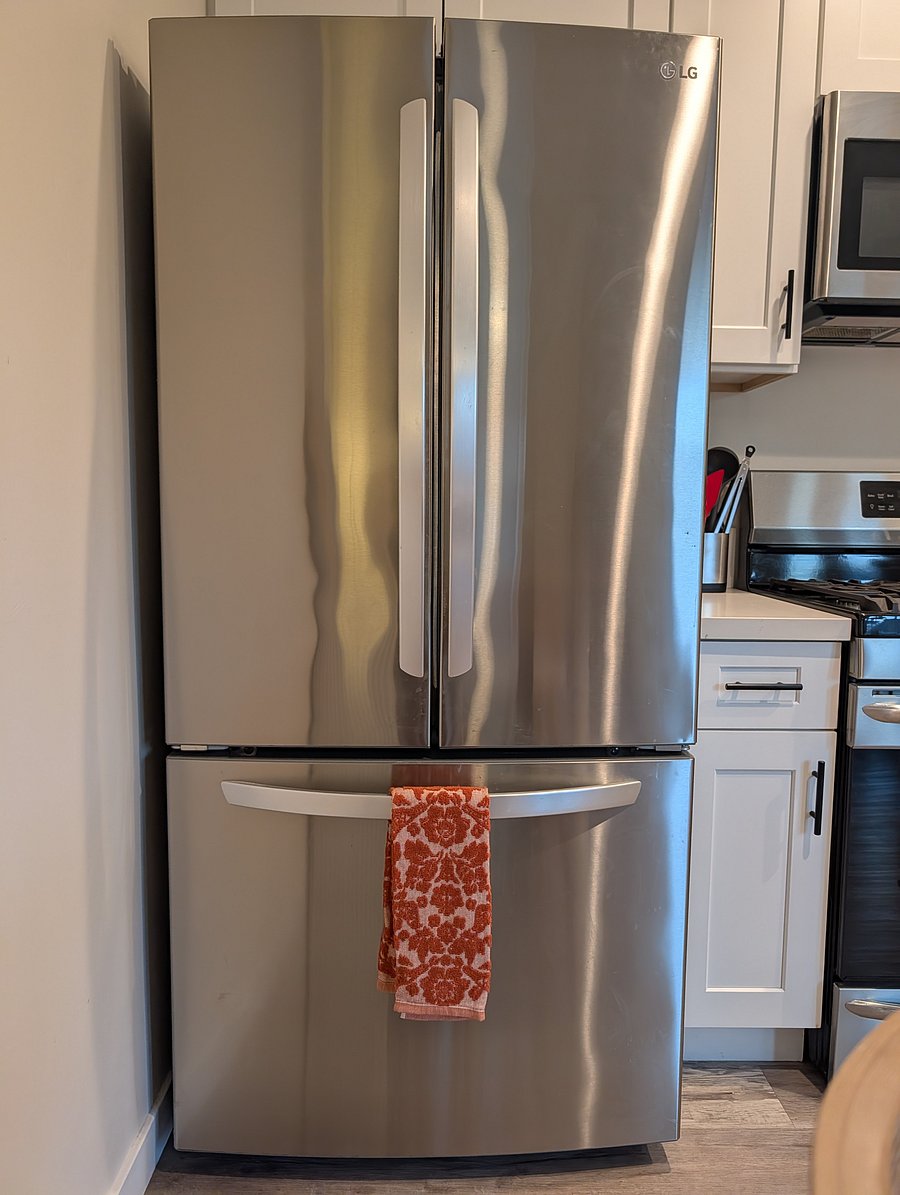 Full size fridge. Freezer in bottom drawer.