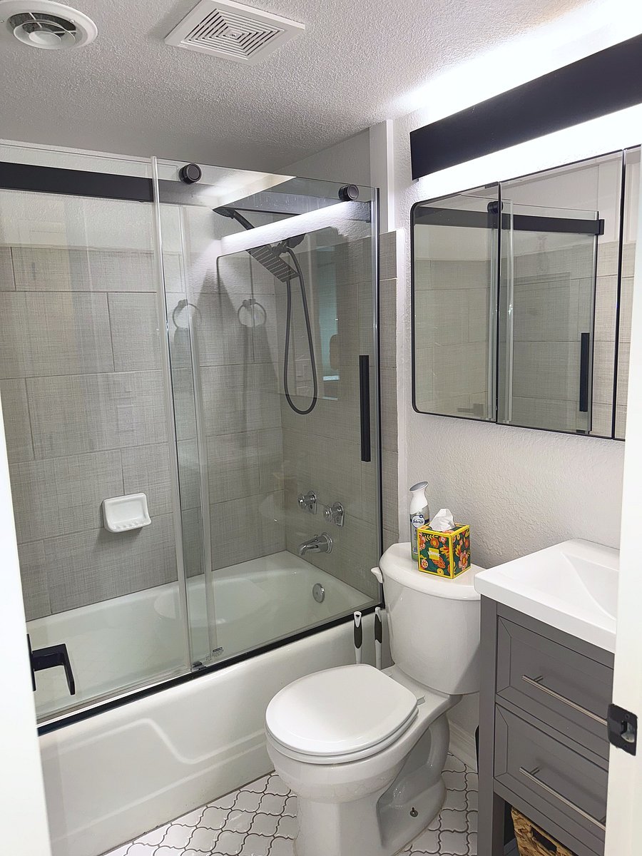 Second bathroom with tub/shower