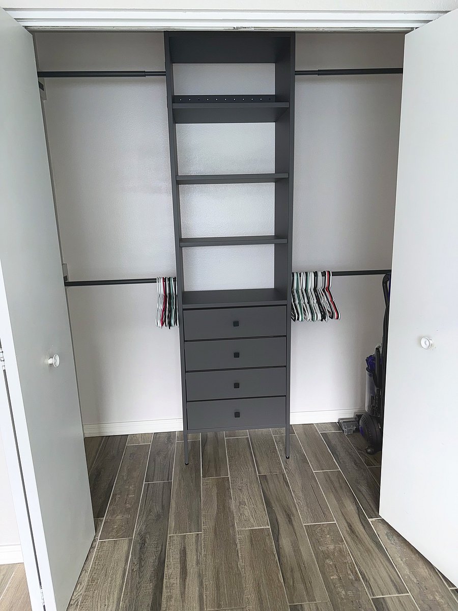 Closet with built-in organizer