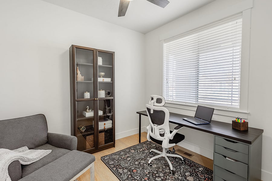 Dedicated office with glass, French doors. Highspeed internet included. Can be changed to a bedroom instead.
