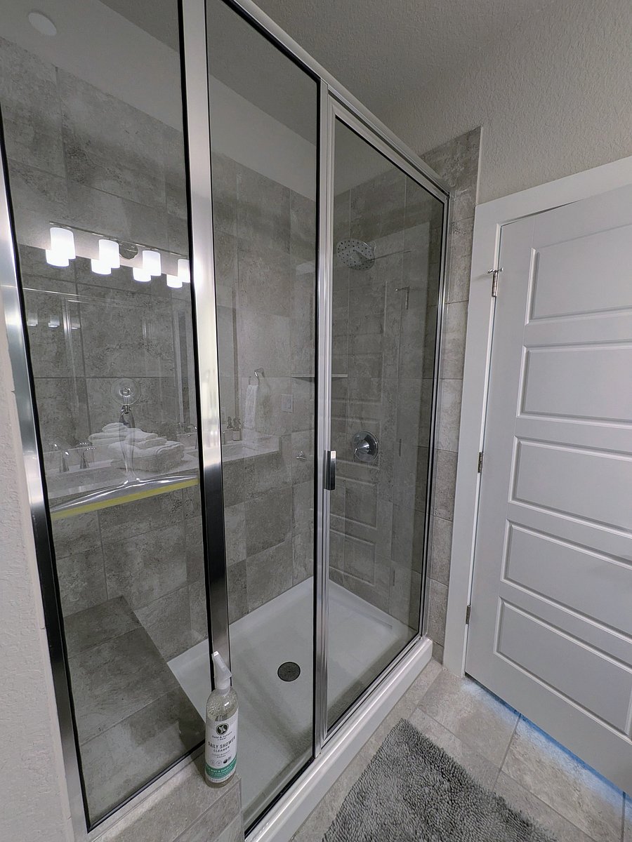 Spacious shower with bench
