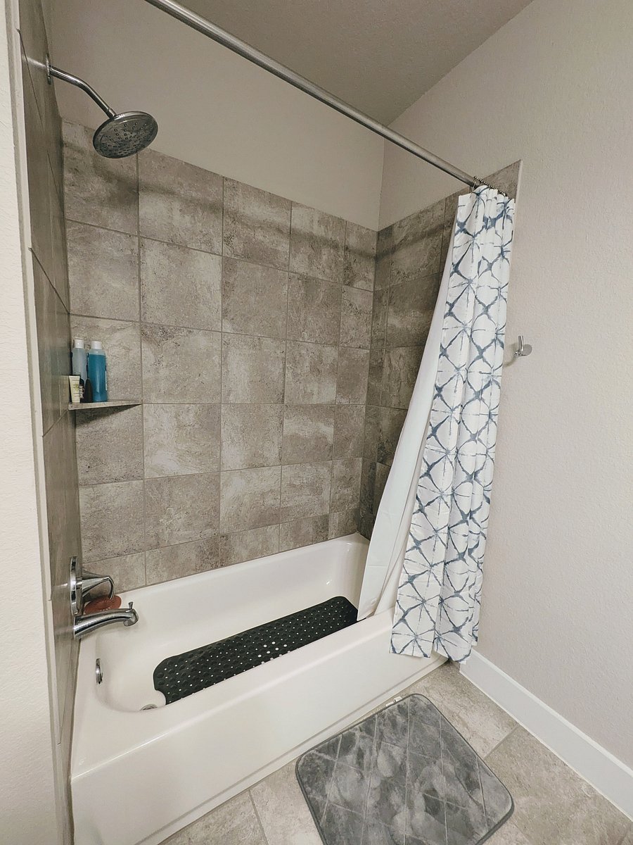 Full size tub in upstairs secondary bathroom