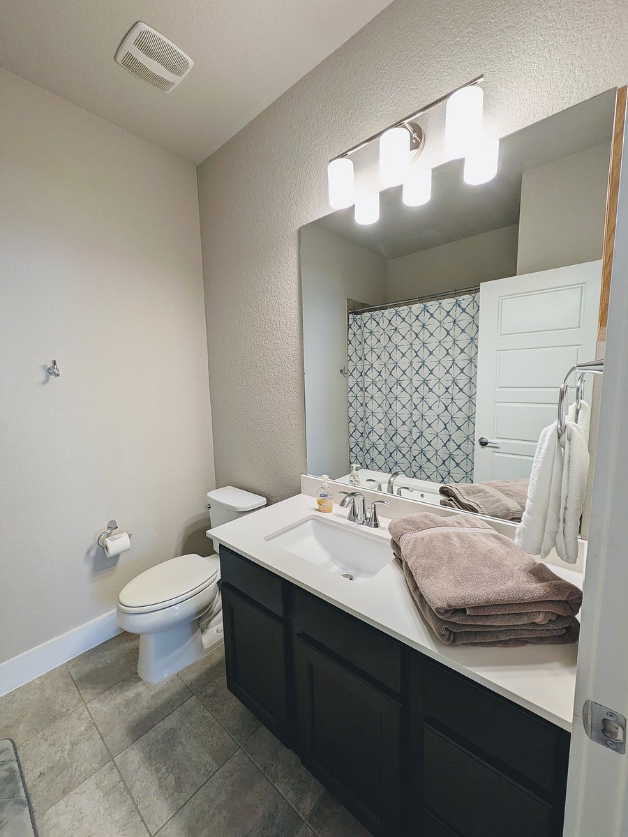 Upstairs secondary bathroom