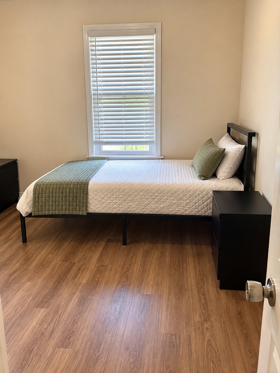 Bedroom 2
2 twin size beds
2 night stands
1 closet