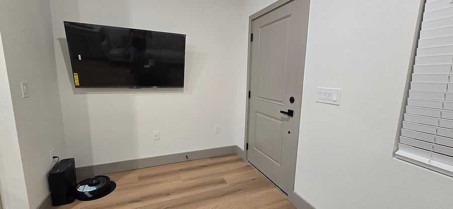 Cozy living room with cable TV.