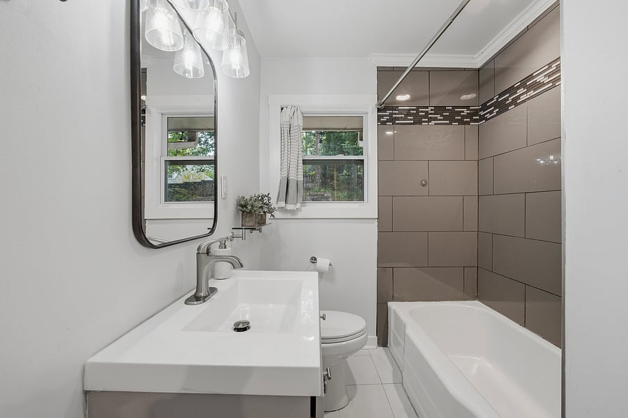 Guest bathroom with tub/shower