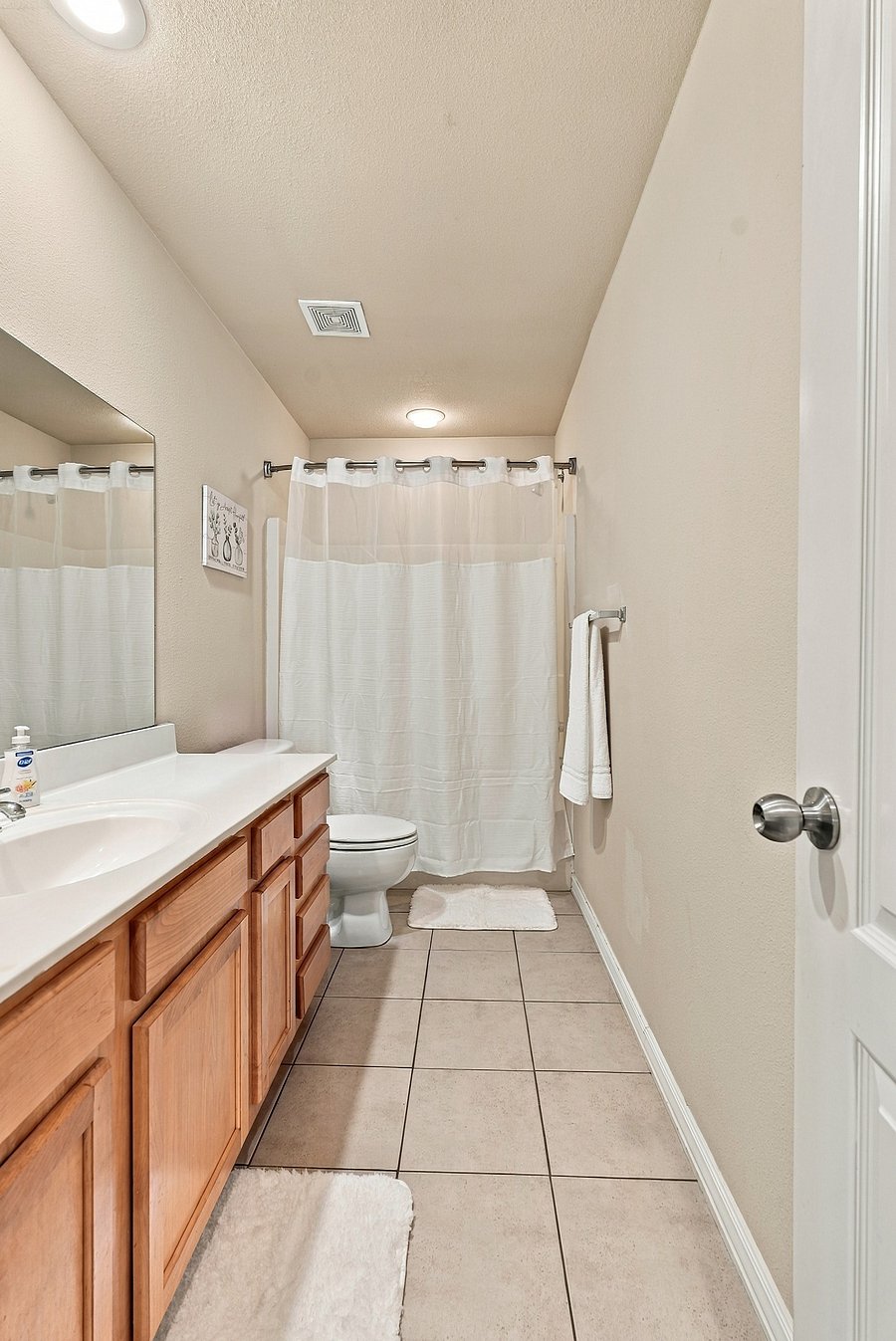 Spacious spare bath with shower/tub combo.