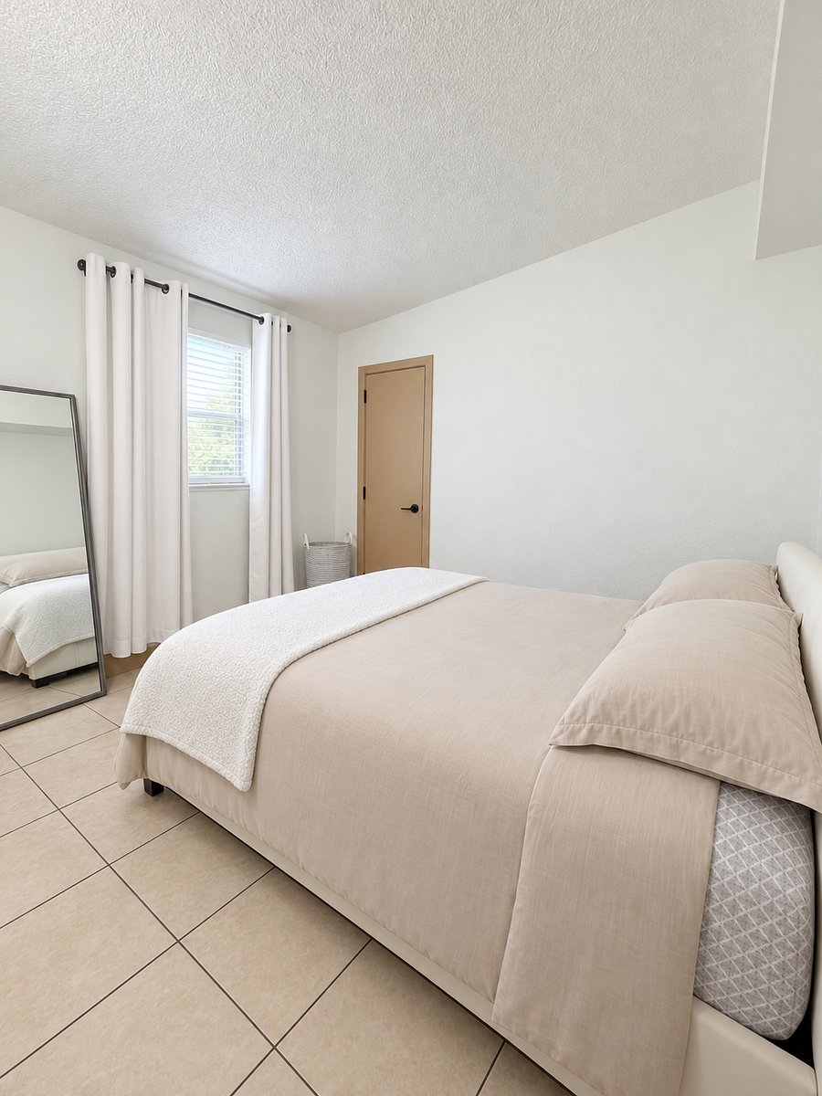Second bedroom / Queen size bed