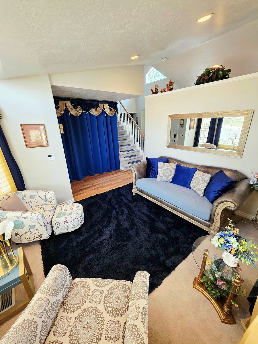Entry sitting area