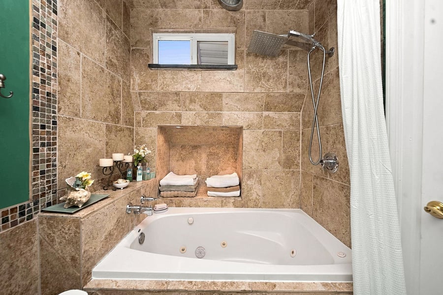 Full bathroom with access from master bedroom.