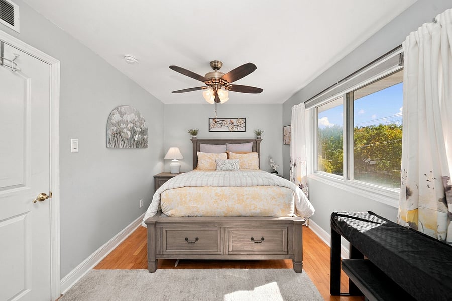 Second bedroom with queen size bed.
