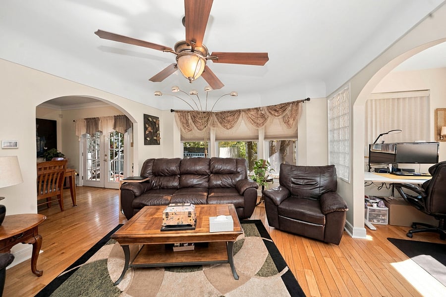 Living room comfortably seats 5.