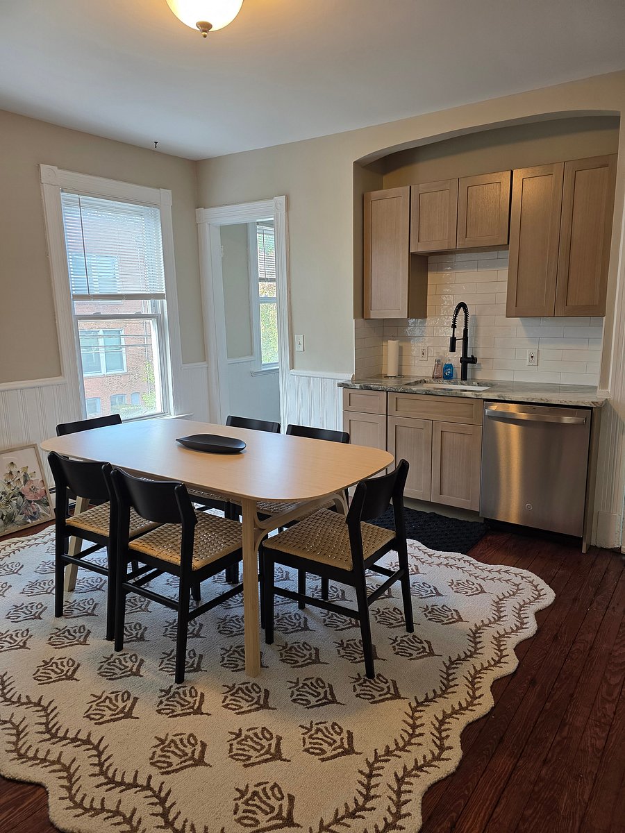 huge eat in kitchen