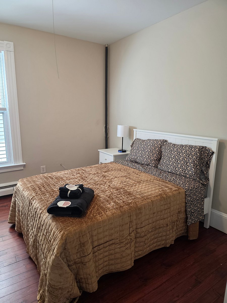 middle bedroom with new sheets, comforter and towels