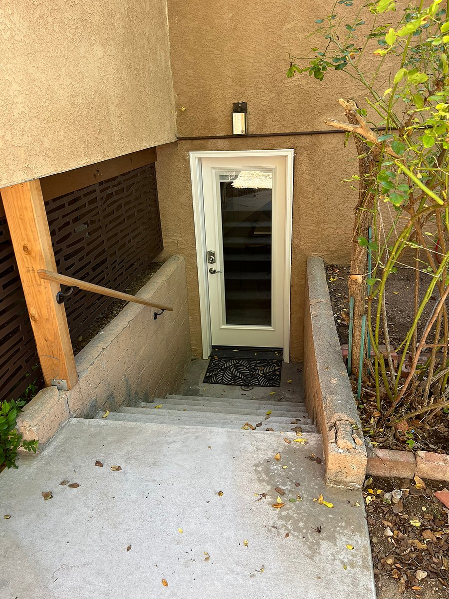 Your private entrance to the Garden Apartment.