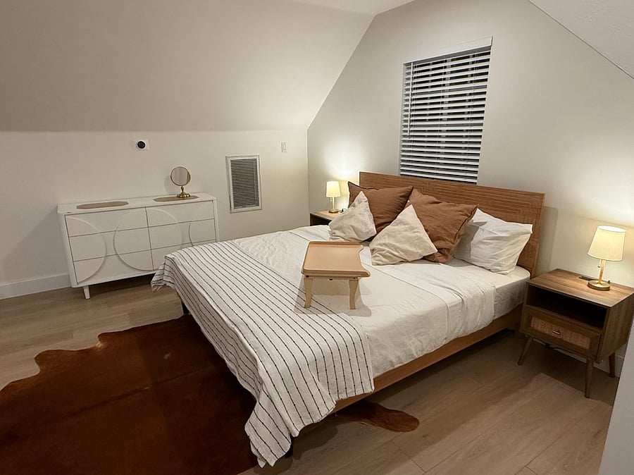 Sleeping area with a king-size bed