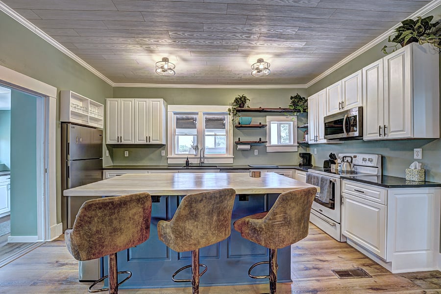 Large, Fully Stocked Kitchen