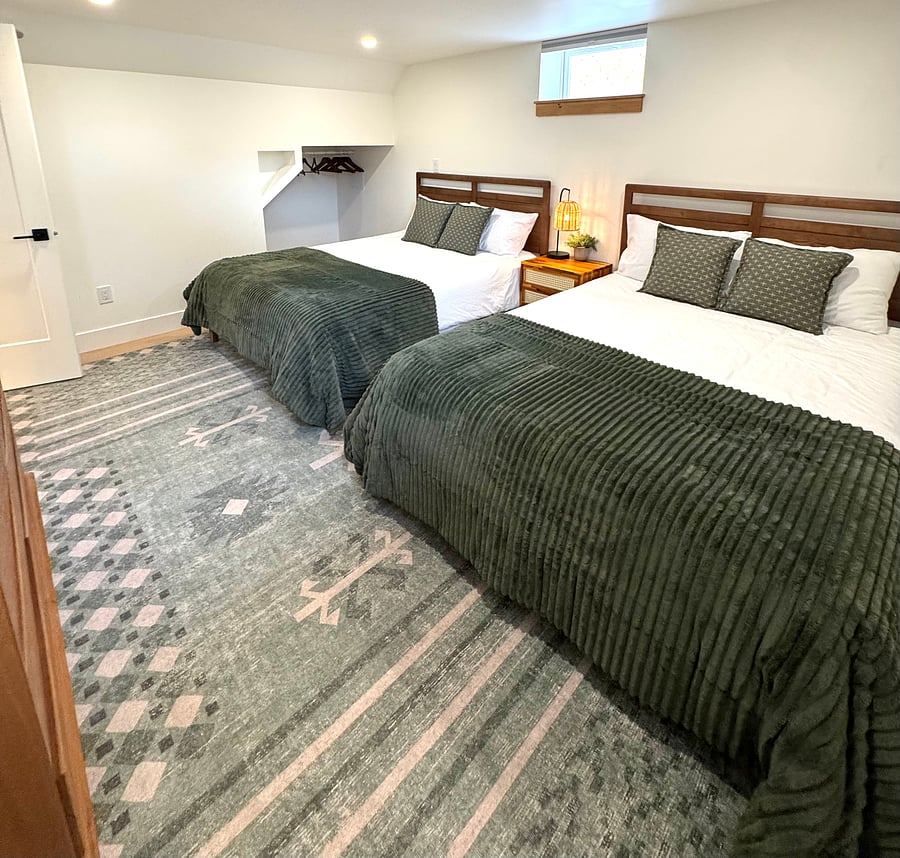 Basement guest bedroom 3 - double queen