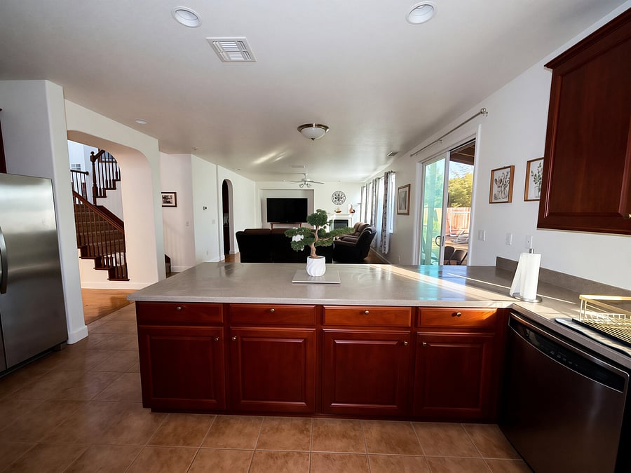 Perfect view from the kitchen to watch tv, while eating/cooking