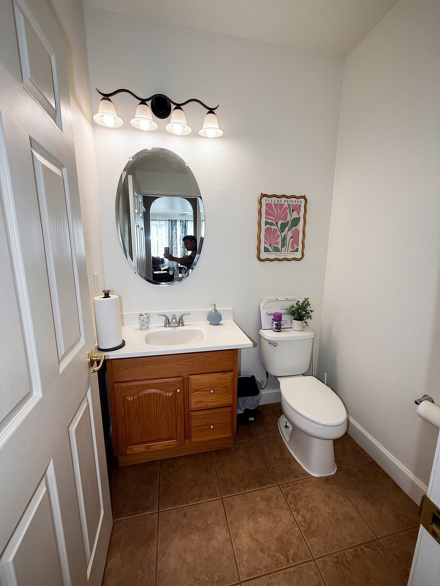 1st floor 1/2 bath