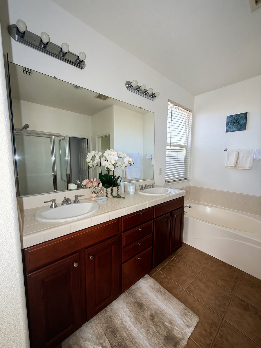 Primary suite dual vanity, soaking tub