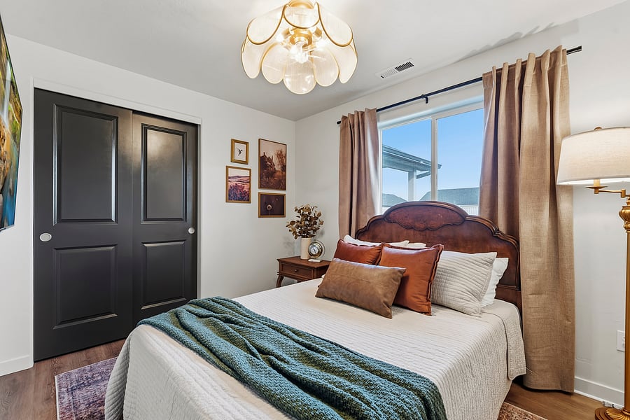 Double/Full sized bed with memory foam mattress, crisp white sheets, light with ceiling fan and extra linens. Closet space with hangers. Guest bathroom is right across the hall. 55" smart TV across from bed.