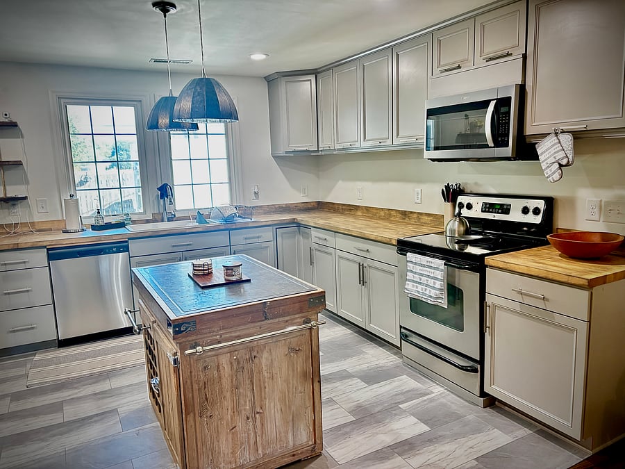 kitchen (upper level)