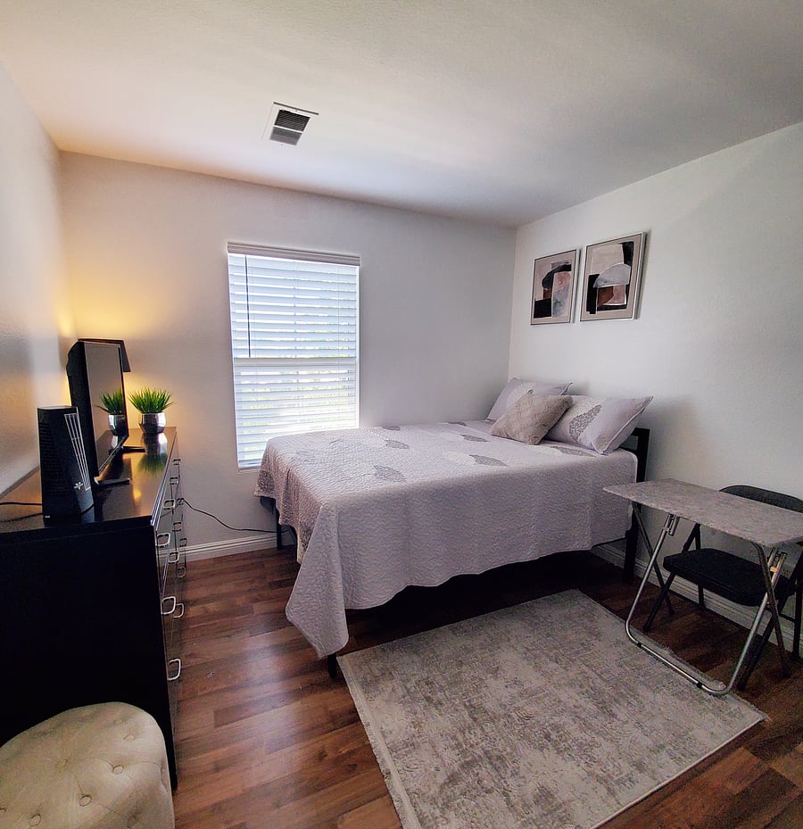 Private Secondary Bedroom:
Single occupancy only (1 person maximum).
Private bedroom with access to a shared full bathroom.
One Queen bed.
One garage parking space included.