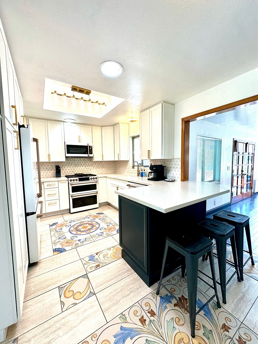 Full kitchen and breakfast bar.