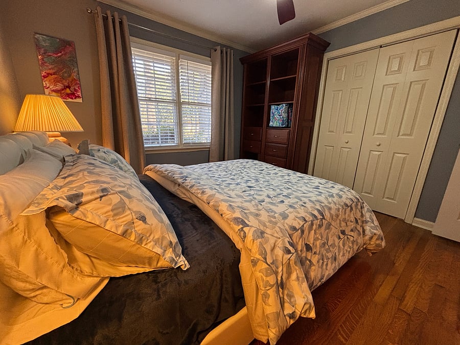 Middle Bdm $950 with shared bath