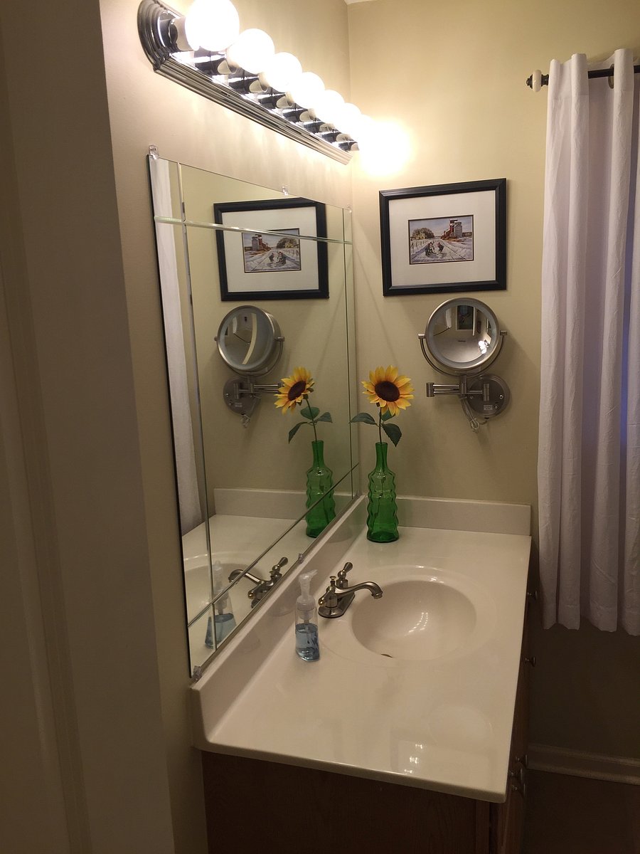 Main bath for Mddle and Back Bdms