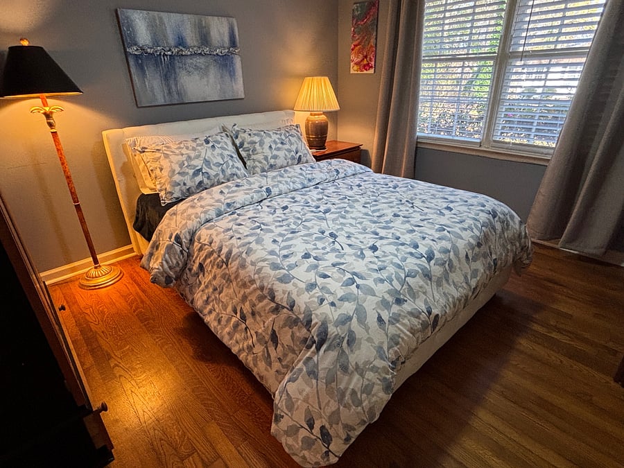 Middle Bdm $950 with shared bath