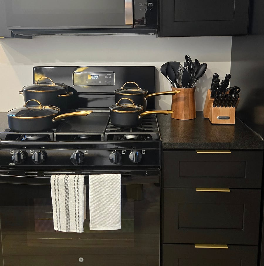 Gas stove, beautiful pans and pots, gourmet knives and all the tools to enjoy cooking in this well equipped kitchen