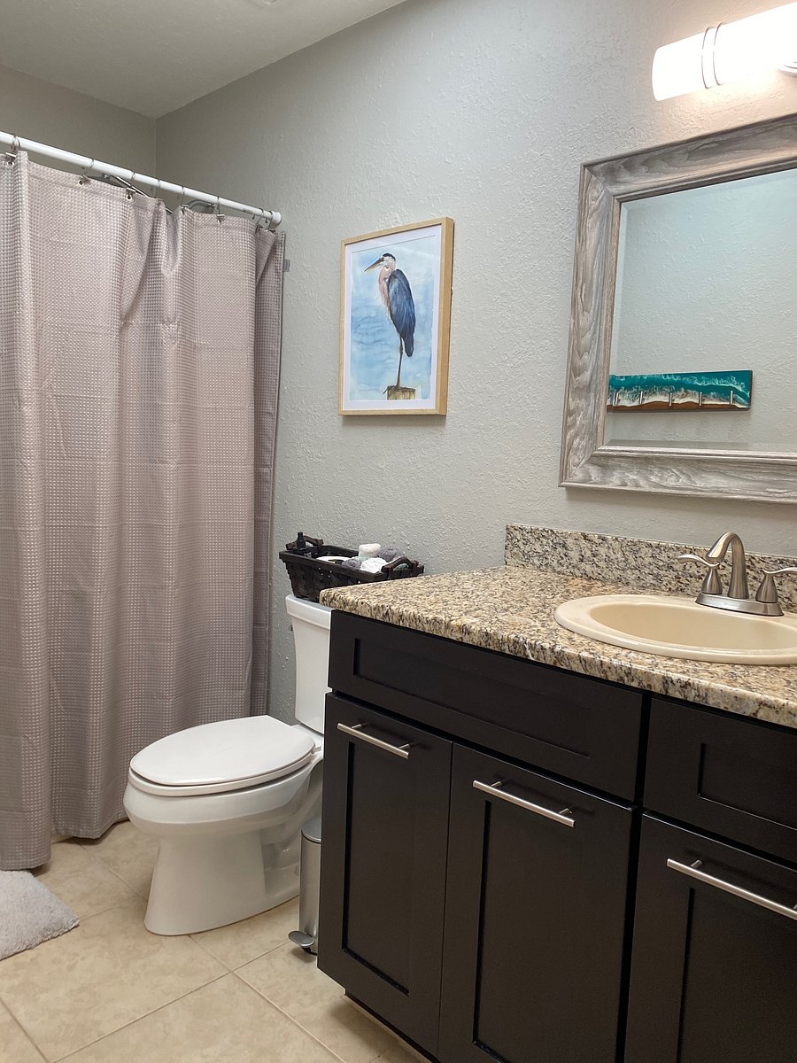 Full Hall Bath with Tub and Shower