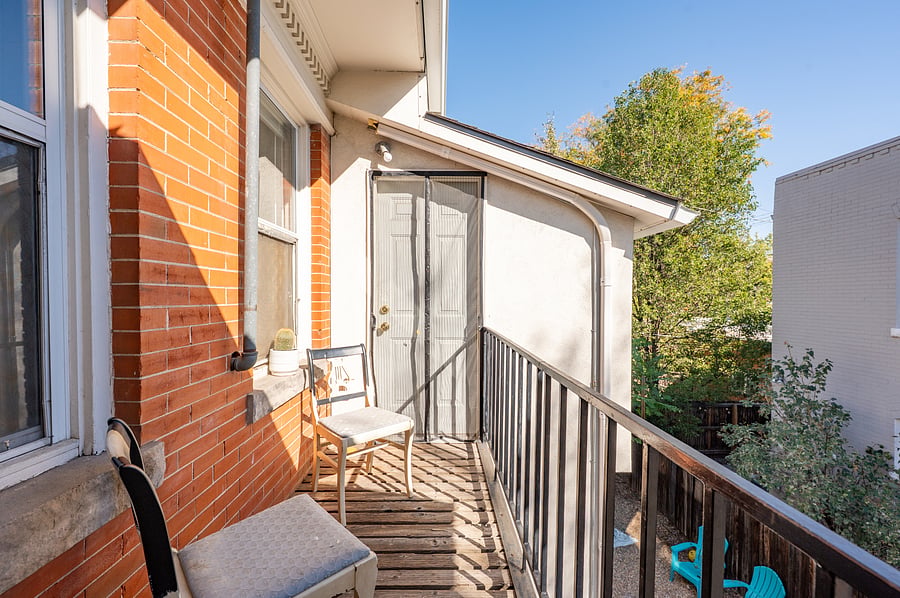 balcony shared with other top floor unit