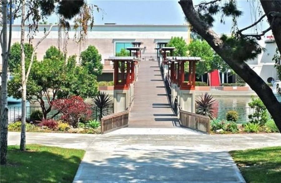 The surrounding area offers easy access to waterfront scenery, marinas, beaches, and coastal attractions.