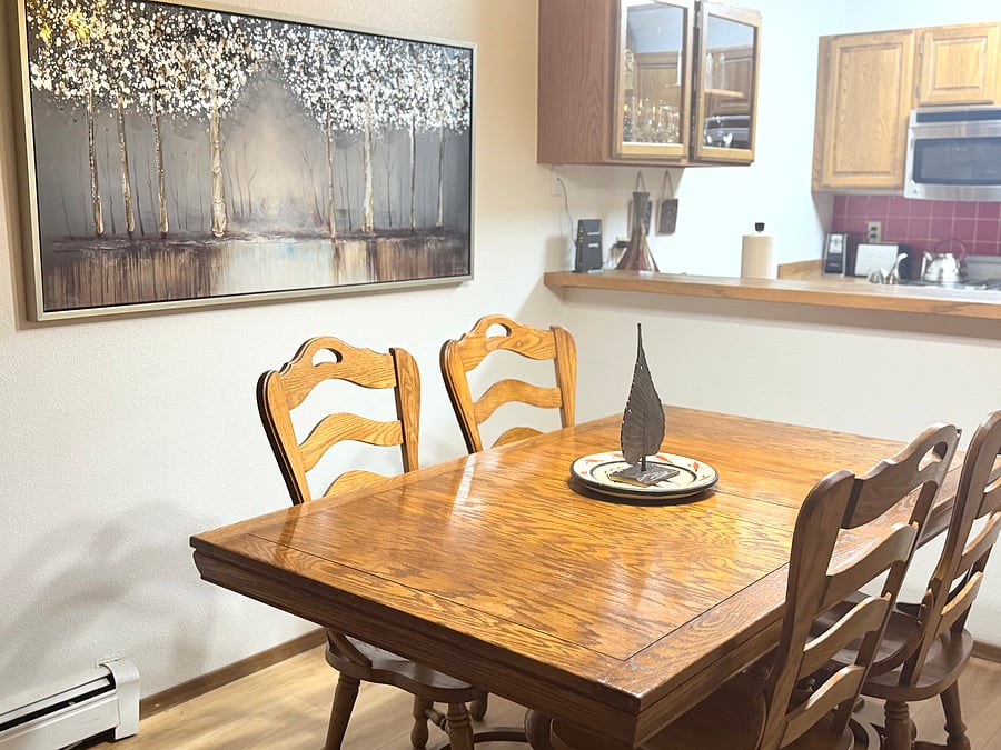     Enjoy meals or catch up on work in the comfortable dining area. Dining table has a leaf available and there are a total of 6 dining chairs. 