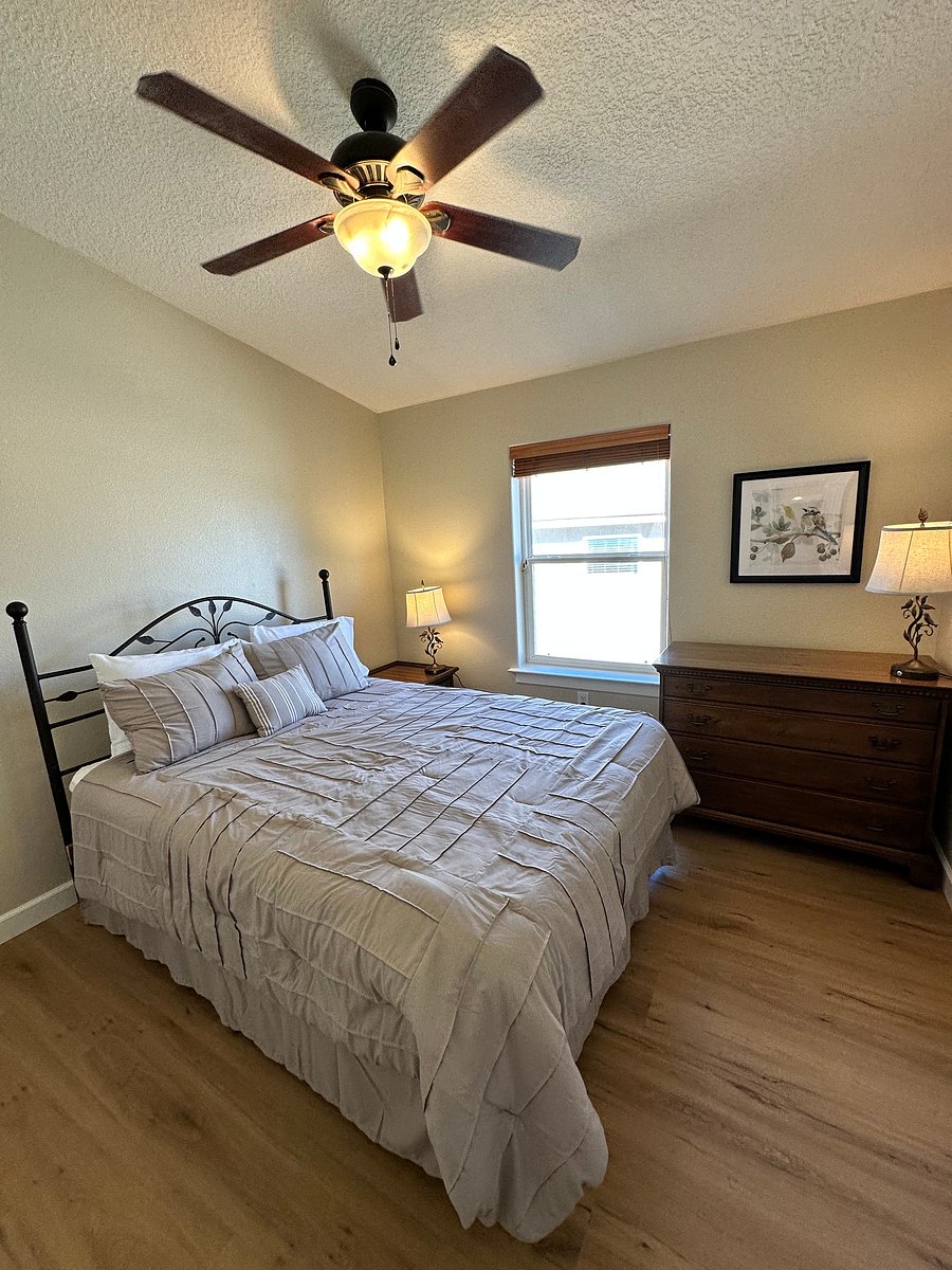 This bedroom/slide is under construction.
Thinking of changing the small bedroom to an office for the guest with the queensize bed.