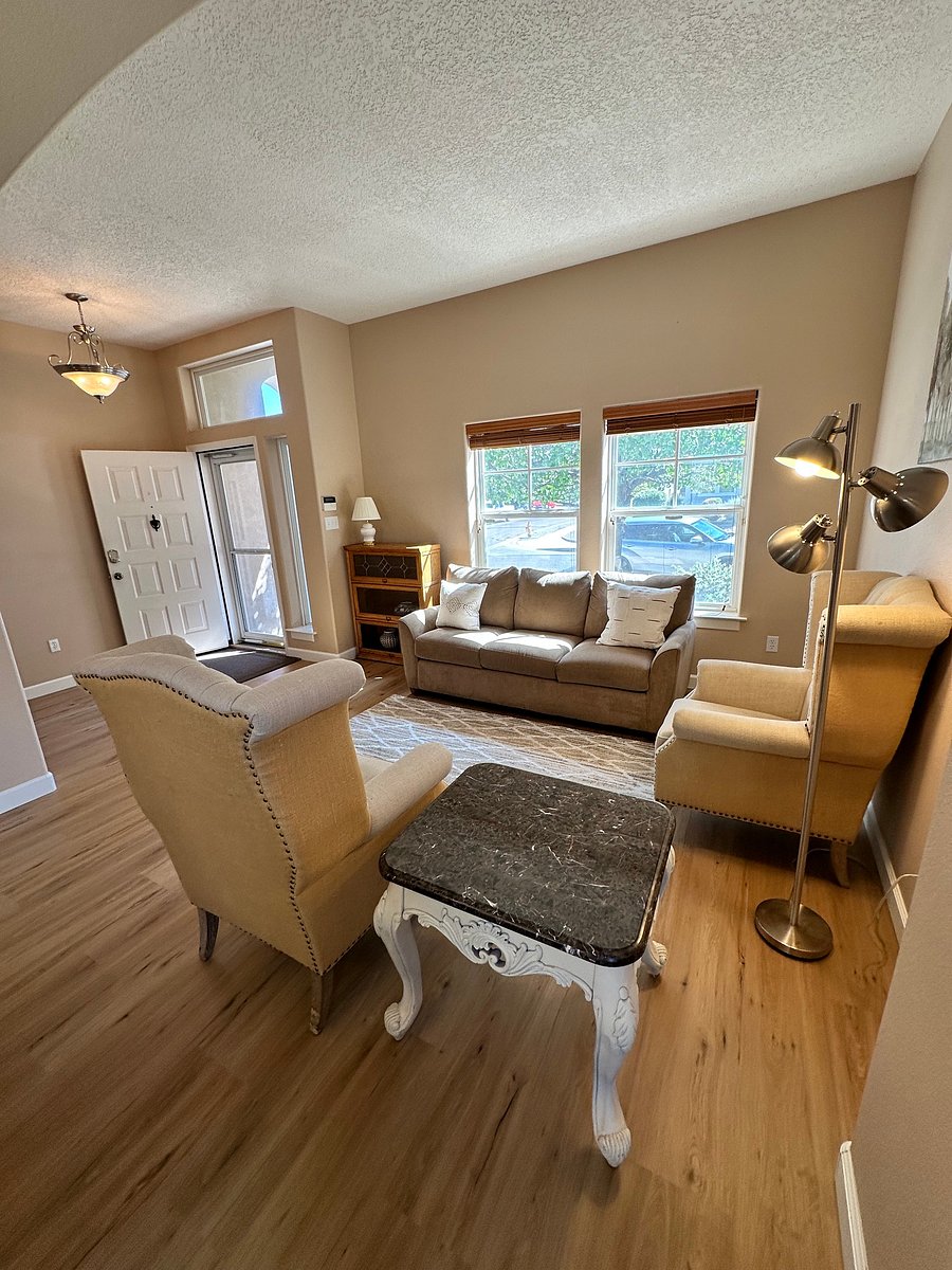 Easy conversation center as you enter the house with a lamps for reading.