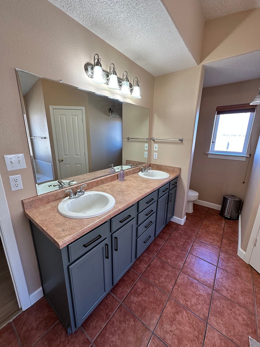 Master Private Bathroom.
There is a separate shower and a tub along with 2 walk-in closets.