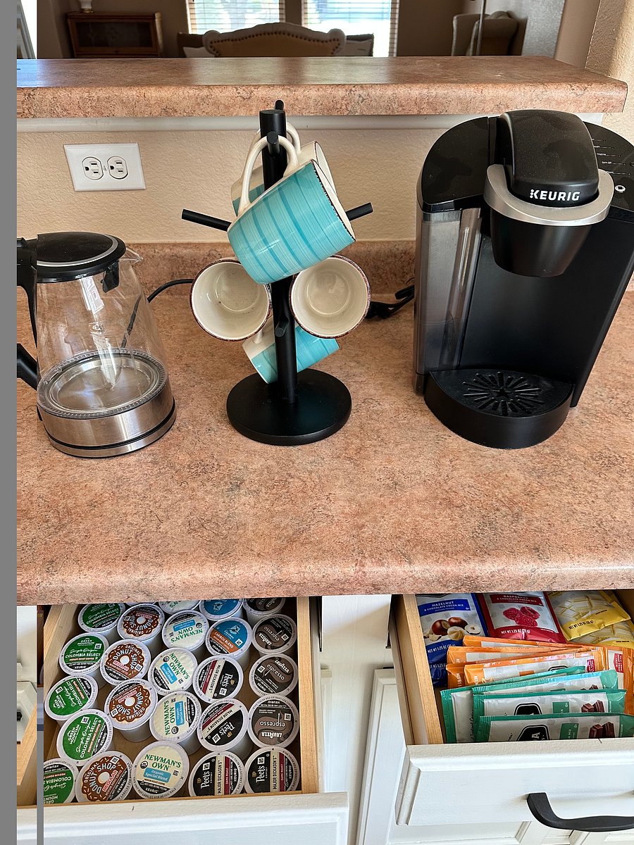 Coffee maker and hot water for tea or hot chocolate. Few samples in the drawers below. Easy early morning in and out or take time to relax.