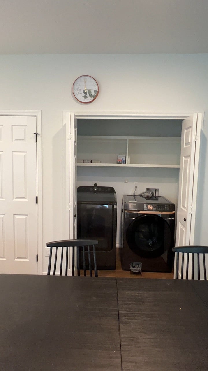 Laundry closet - washer and dryer