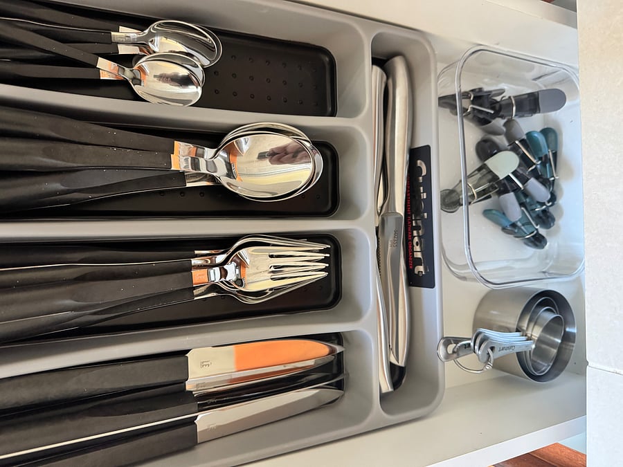 Utensils and steak knives, etc.