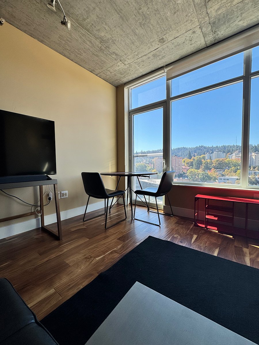 Alternative placement of kitchen table in front corner nook.
