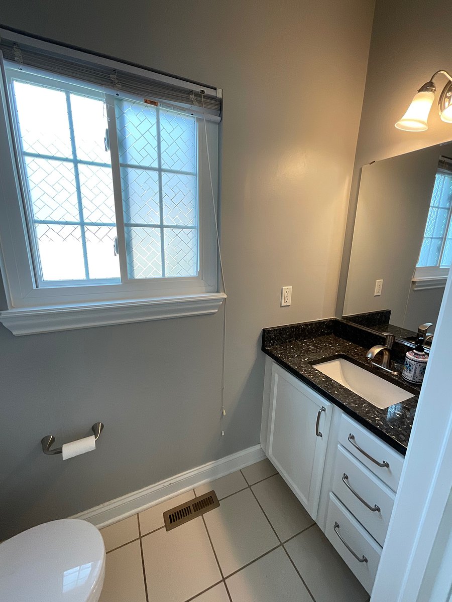 Half bath (has commode)