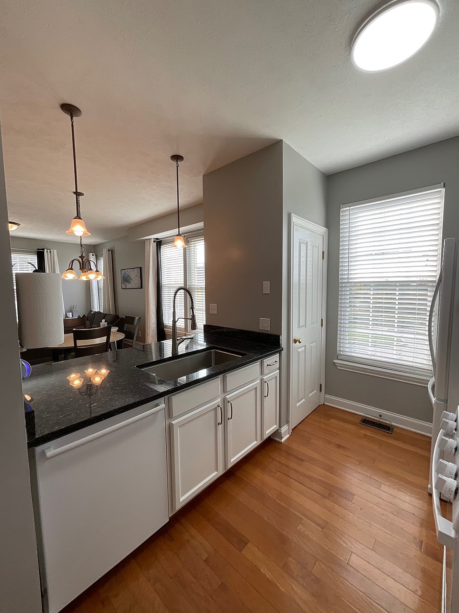 Kitchen sink & pantry