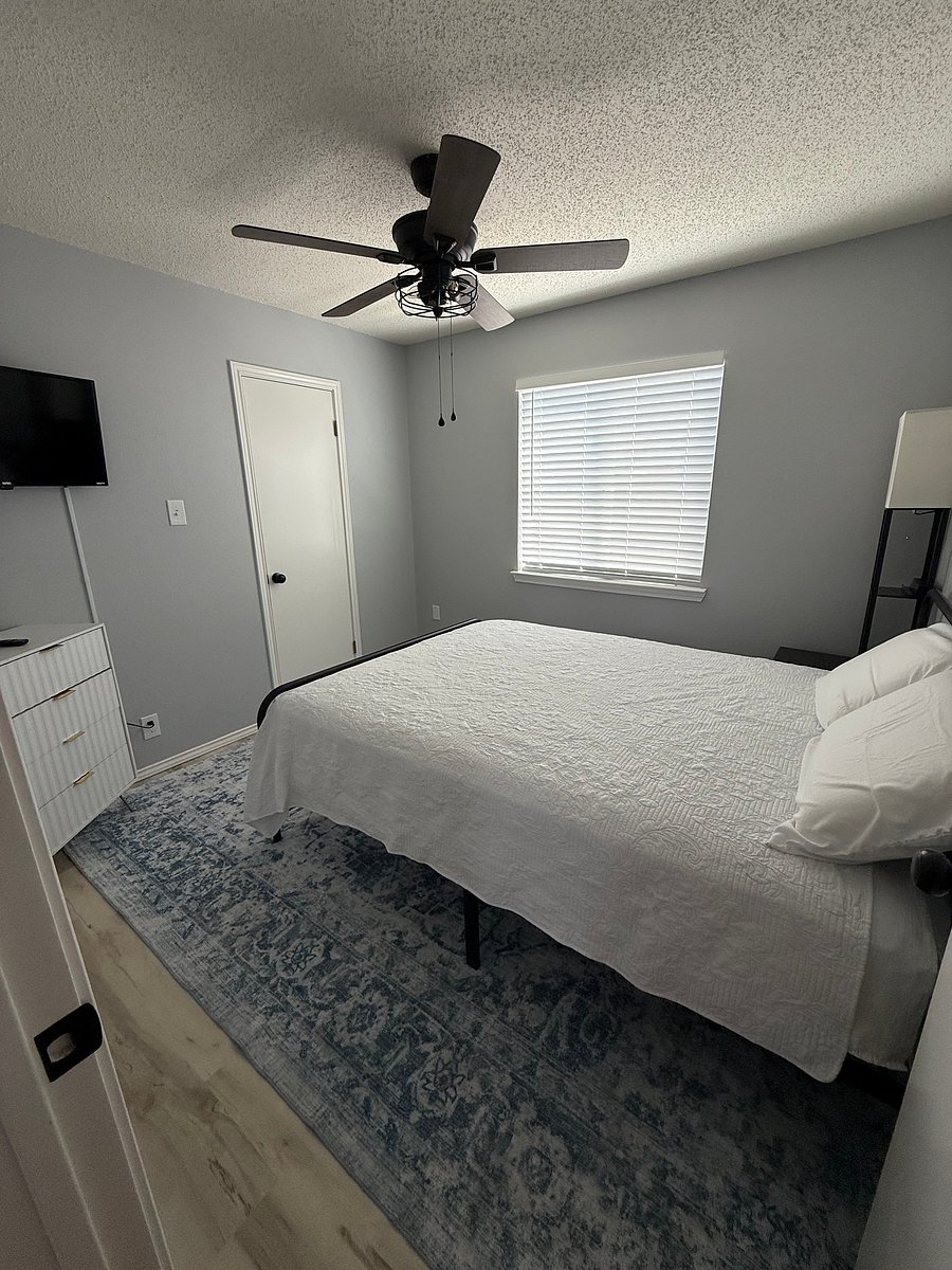 Queen bedroom