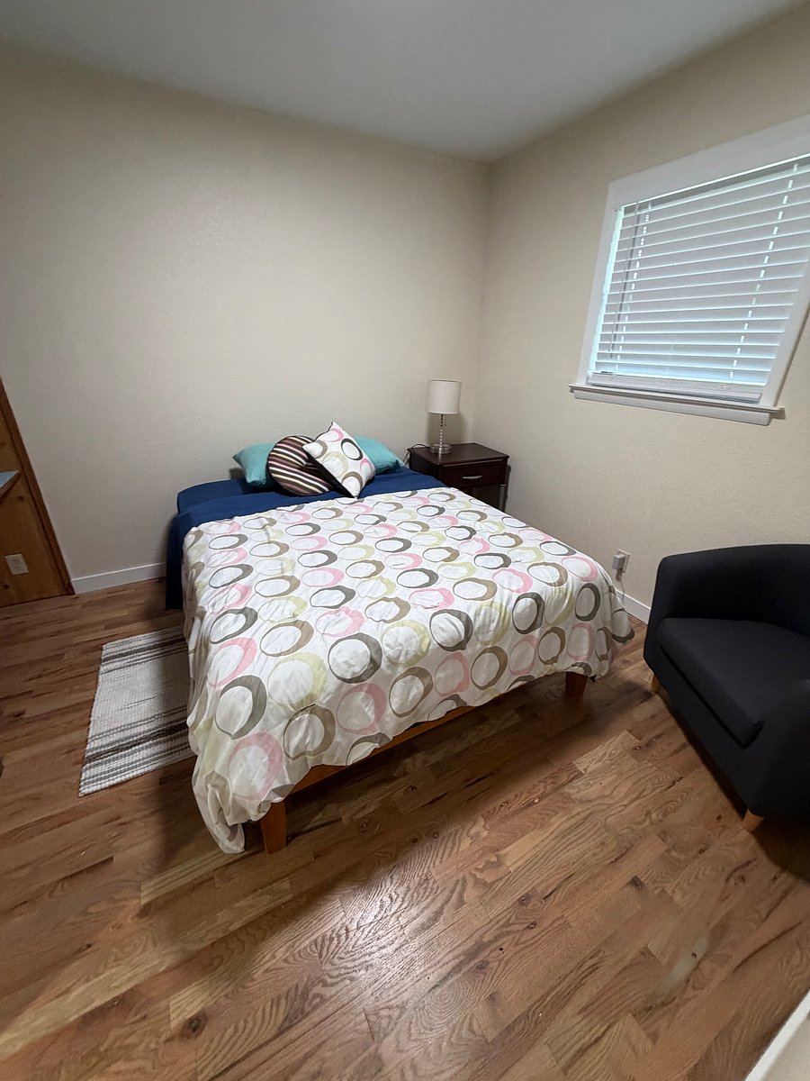 2nd bedroom, full bed
